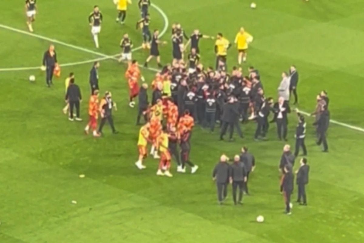 Φενέρμπαχτσε-Γαλατάσαραϊ: Σύρραξη μεταξύ των παικτών στην προθέρμανση του ντέρμπι(VID)