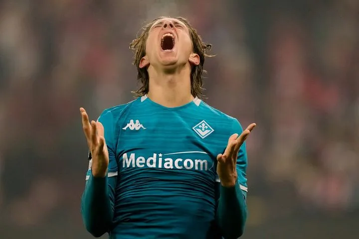 Η Φιορεντίνα έφυγε από το Αρτέμιο Φράνκι με μαύρο βαν υπό τον φόβο επεισοδίων με τους οπαδούς: “Ritiro” και επιβολή σιωπής από τη διοίκηση