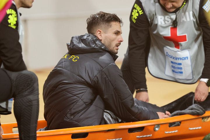 ΑΕΚ – Ατρόμητος: Ο Γκατσίνοβιτς γύρισε τον αστράγαλό του και αποχώρησε με φορείο