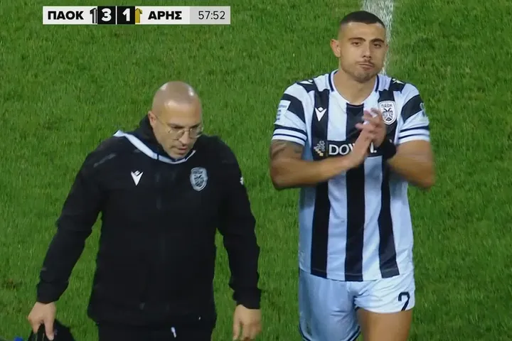 Ο Γιακουμάκης αποθεώθηκε από την Τούμπα τη στιγμή της αναγκαστικής αλλαγής του