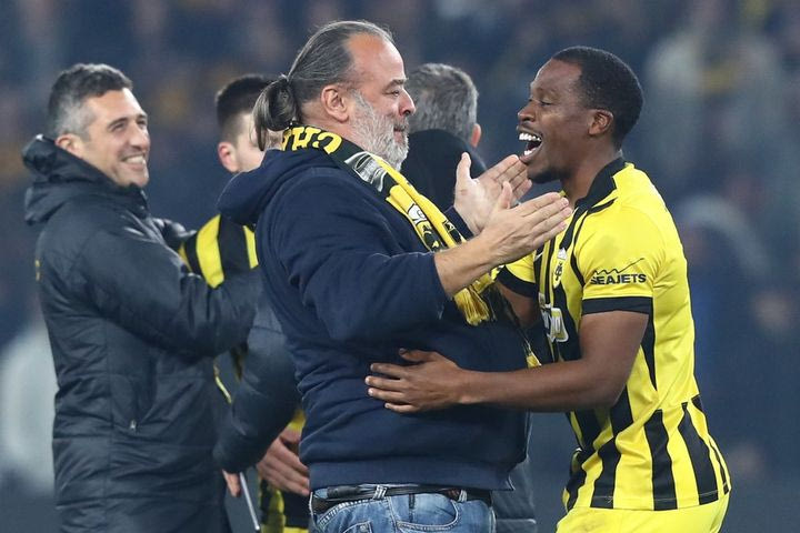 ΑΕΚ: Ο Ηλιόπουλος μπήκε στον αγωνιστικό χώρο μετά το φινάλε του επικού ματς και πανηγύρισε με τους πρωταγωνιστές την ιστορική πρόκριση