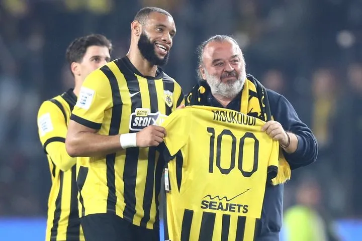 ΑΕΚ: Ο Ηλιόπουλος έδωσε στον Μούκουντι αναμνηστική φανέλα για τις 100 εμφανίσεις