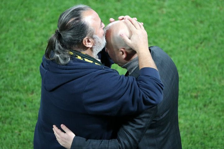 Η συνήθεια που έγινε λατρεία: Το φιλί του Ηλιόπουλου στο κεφάλι του Νίκολιτς