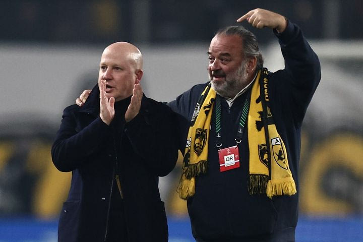 ΑΕΚ: Ο Ηλιόπουλος μπήκε στον αγωνιστικό χώρο μετά το φινάλε του επικού ματς και πανηγύρισε με τους πρωταγωνιστές την ιστορική πρόκριση