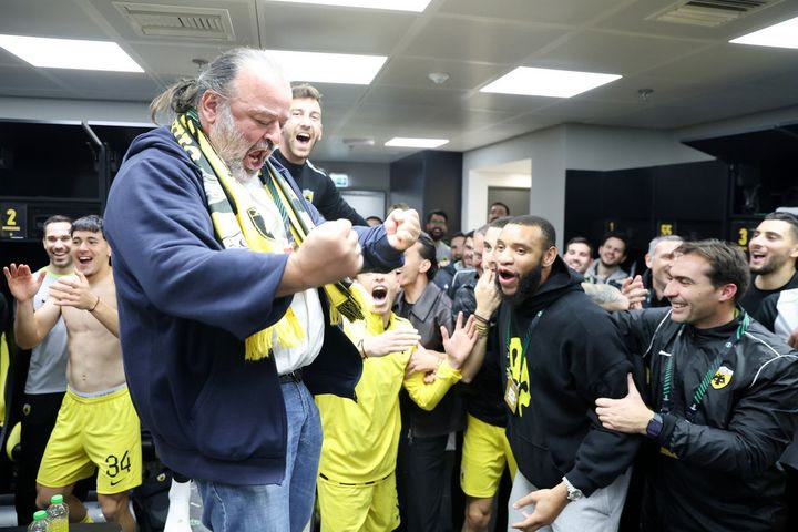 ΑΕΚ: Ο Ηλιόπουλος ανέβηκε σε πάγκο στα αποδυτήρια, πανηγύρισε έξαλλα και έπεσε στην αγκαλιά του Μουκουντί