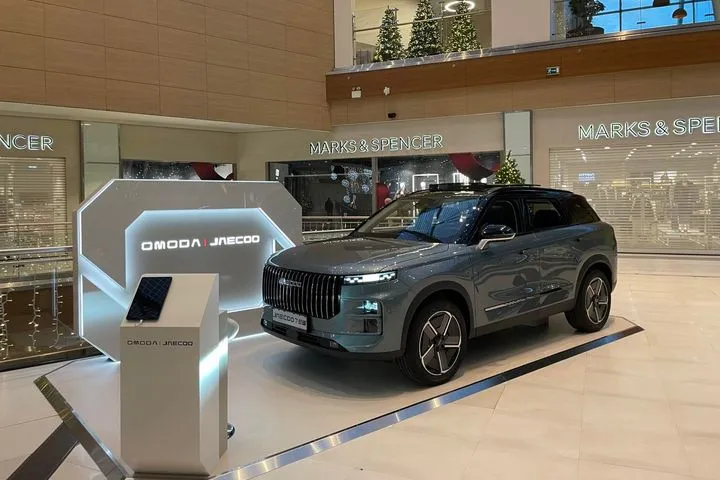 Το Jaecoo 7 SHS-P στο The Mall Athens “τραβάει” τα βλέμματα των επισκεπτών του εμπορικού κέντρου