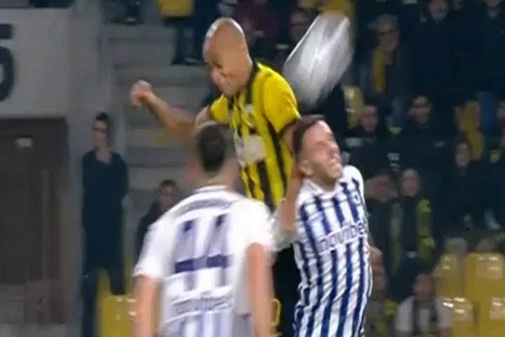 Ο Γιόβιτς σκόραρε για το 2-0, όμως το τέρμα ακυρώθηκε για επιθετικό φάουλ του Ζοάο Μάριο