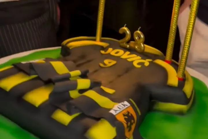 ΑΕΚ: Ο Γιόβιτς γιόρτασε τα γενάθλιά του με μια άκρως κιτρινόμαυρη τούρτα