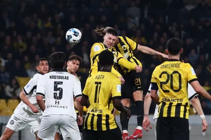 Γκολ νίκης και πρωτιάς: Ο Γιόβιτς πήδηξε την κατάλληλη στιγμή και με δυνατή κεφαλιά έκανε το 2-1 για την ΑΕΚ