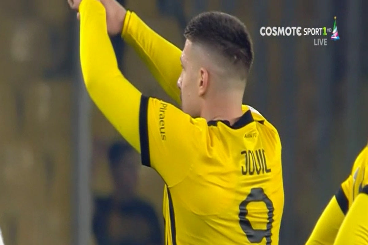 ΑΕΚ – ΟΦΗ: Ο Γιόβιτς έκανε το σήμα του VAR και έδειξε σέντρα στο γκολ  ανατροπής