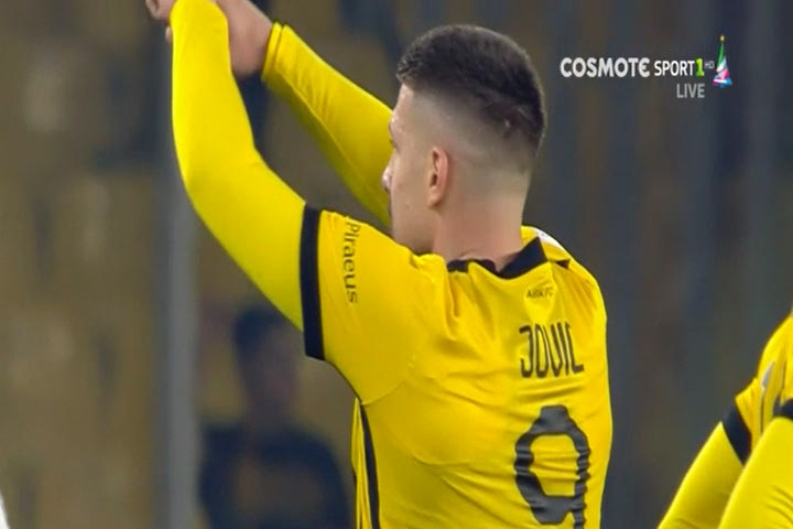 Αγανακτισμένος Γιόβιτς: Έκανε το σήμα του VAR και έδειξε σέντρα στο γκολ ανατροπής της ΑΕΚ