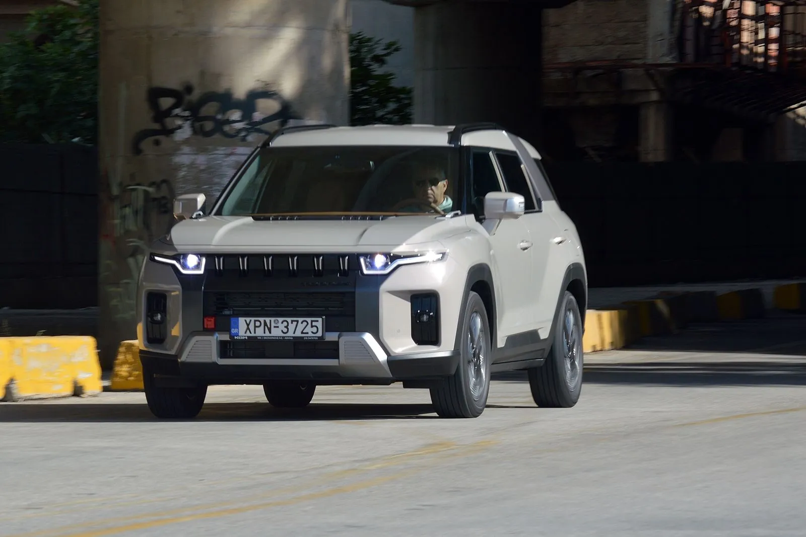 Δοκιμή του μεγάλου SUV της KGM- Το Torres PHEV κάνει τον δρόμο να μικραίνει γύρω του