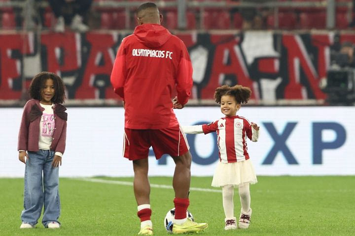 Ολυμπιακός: Ο Ελ Κααμπί έγινε τερματοφύλακας για τα παιδιά του μετά το ματς των ερυθρόλευκων με τον ΟΦΗ