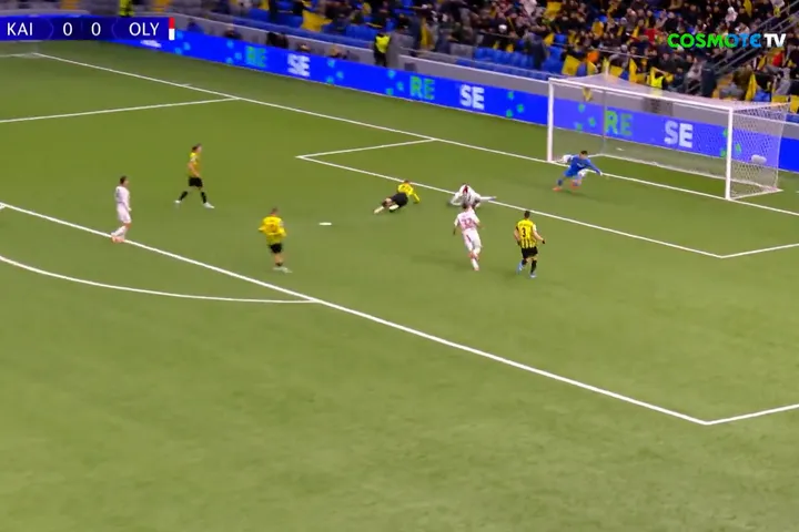 Πρώτη ευκαιρία για τον Ολυμπιακό: Η εκπληκτική επέμβαση του Αναρμπέκοφ στην επικίνδυνη σέντρα του Ποντένσε