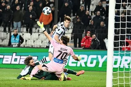 Ο Κωνσταντέλιας κρέμασε τον Κότσαρη με τη βοήθεια του Τουμπά και έβαλε μπροστά στο σκορ τον ΠΑΟΚ