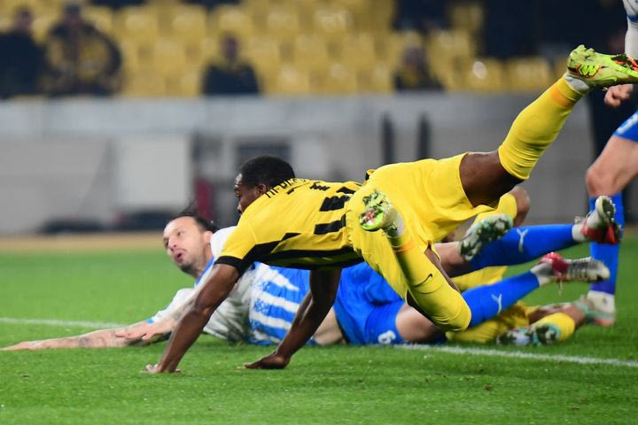 Ο Κουτέσα ισοφάρισε με υπέροχη κεφαλιά στην εκπνοή και έστειλε την ΑΕΚ στην οκτάδα