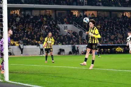 Η ΑΕΚ ισοφάρισε με κοντινή κεφαλιά του Λιούμπιτσιτς μετά την ασταθή επέμβαση του Λίλο στο δυνατό σουτ του Κοϊτά