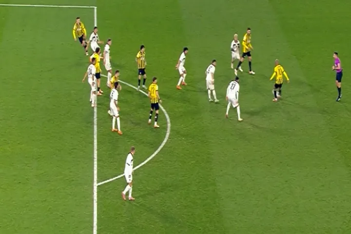 Η ΑΕΚ σκόραρε με τον Λιούμπιτσιτς, όμως ο Γιόβιτς ήταν εκτεθειμένος στην ψηλοκρεμαστή μπαλιά του Ζοάο Μάριο