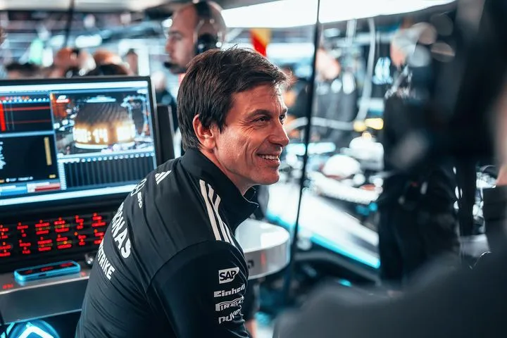 Τι απαντά ο Τότο Βολφ στις εικασίες ότι η Mercedes F1 είναι ένα βήμα μπροστά για το 2026