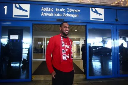 Η άφιξη του Μόντε Μόρις σε φωτογραφίες - Υπέγραψε αυτόγραφα και έβγαλε selfies με φίλους του Ολυμπιακού