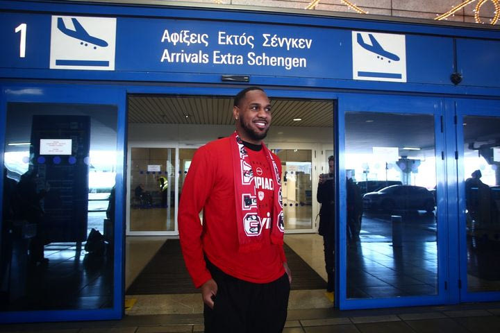 Ολυμπιακός: Η άφιξη του Μόντε Μόρις σε φωτογραφίες – Υπέγραψε αυτόγραφα και έβγαλε selfies με φίλους των ερυθρολεύκων