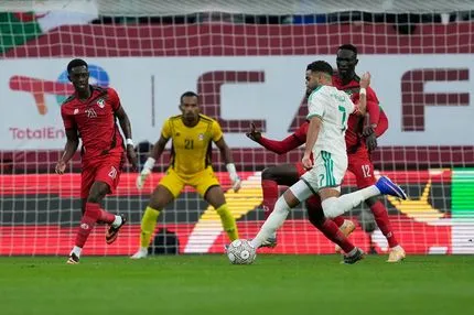 Ο Κουαρέσμα “μπήκε στο σώμα” του Αμούρα και ο Μαχρέζ με όμορφο τελείωμα σημείωσε το 2-0 της Αλγερίας