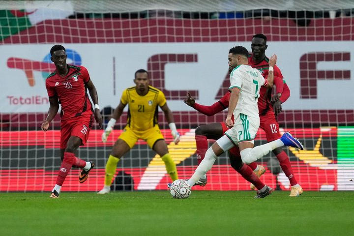 Ο Κουαρέσμα “μπήκε στο σώμα” του Αμούρα και ο Μαχρέζ με όμορφο τελείωμα σημείωσε το 2-0 της Αλγερίας