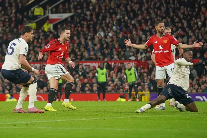 Μάντσεστερ Γιουνάιτεντ – Γουέστ Χαμ 1-1: Τα σφυριά κράτησαν στην ισοπαλία τους Κόκκινους Διαβόλους, που πέταξαν στα σκουπίδια την ευκαιρία της 5άδας