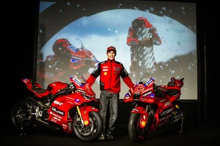 O Μαρκ Μάρκεζ παρουσίασε τη δική του ρέπλικα της Panigale V4 και ετοιμάζεται να γυρίσει στη σέλα