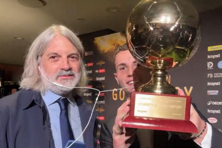 Ο Χρήστος Μουζακίτης ύψωσε το βραβείο του Golden Boy στο SPORT24: “Θα κοιμάμαι μαζί του, δεν ξέρω πότε θα φύγει από το κρεβάτι μου”