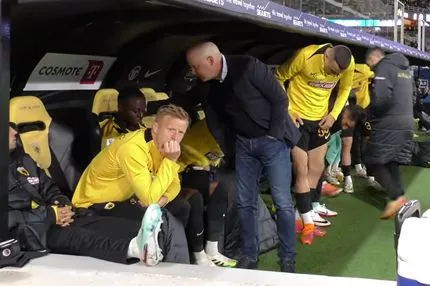 Το τετ-α-τετ Νίκολιτς με τον απογοητευμένο Οντουμπάτζο μετά τον τραυματισμό του και οι αγκαλιές του Ηλιόπουλου με τους παίκτες της ΑΕΚ