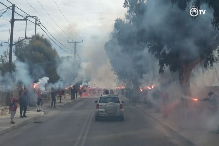 Ολυμπιακός: H ανεπανάληπτη ατμόσφαιρά των φίλων των ερυθρολεύκων στη Σύρο και ο δρόμος με τους πυρσούς και τα καπνογόνα