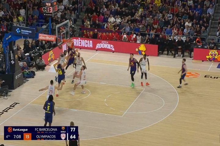 Μπαρτσελόνα – Ολυμπιακός: Απίστευτη τάπα του Χολ, κόλλησε τη μπάλα στο ταμπλό και υπερασπίστηκε το καλάθι των ερυθρόλευκων