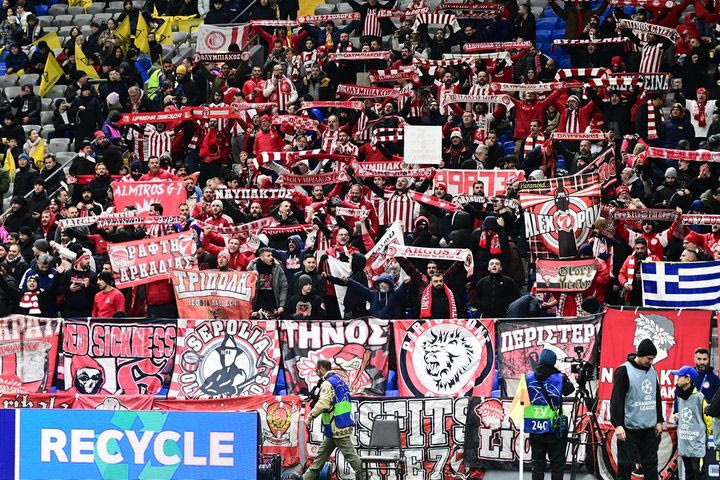 Καϊράτ – Ολυμπιακός: Το VIDEO του SPORT24 με τους ερυθρόλευκους φιλάθλους να δίνουν τον παλμό στην Astana Arena