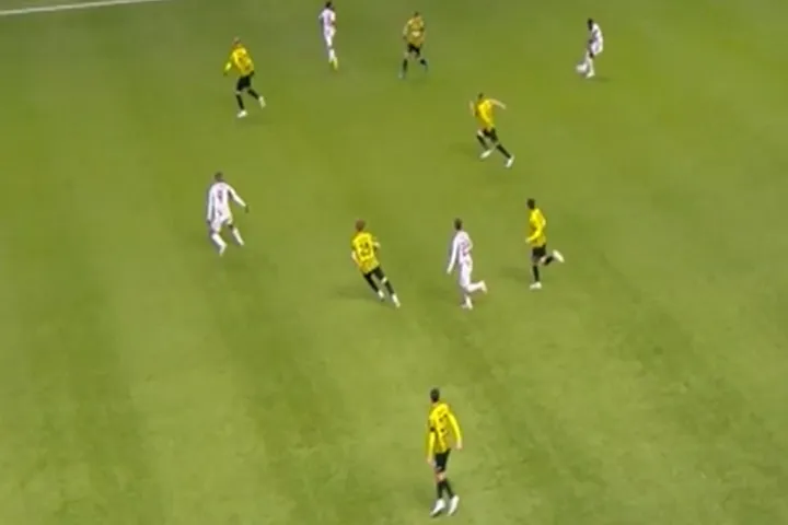 Καταλογίστηκε πέναλτι για τον Ολυμπιακό σε ανατροπή του Ελ Κααμπί, αλλά ο Μαροκινός ήταν εκτεθειμένος και η απόφαση πάρθηκε πίσω