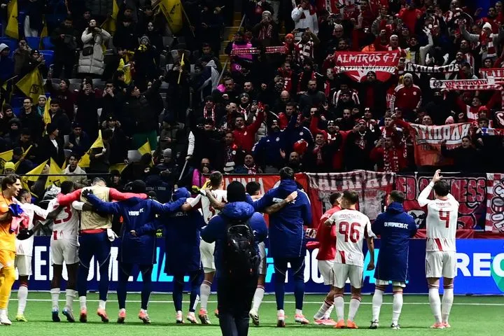 Οι παίκτες του Ολυμπιακού πανηγύρισαν το μεγάλο διπλό στην Αστάνα με “κάτι μαγικό” μπροστά στους οπαδούς τους