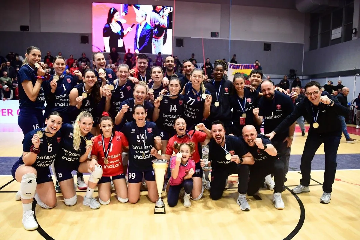 Τα highlights από την ιστορική επικράτηση του Πανιωνίου Betsson απέναντι στον Ολυμπιακό στο Super Cup βόλεϊ γυναικών