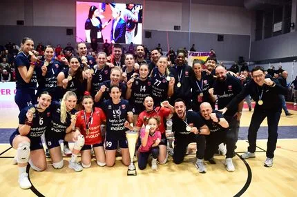 Τα highlights από την ιστορική επικράτηση του Πανιωνίου Betsson απέναντι στον Ολυμπιακό στο Super Cup βόλεϊ γυναικών