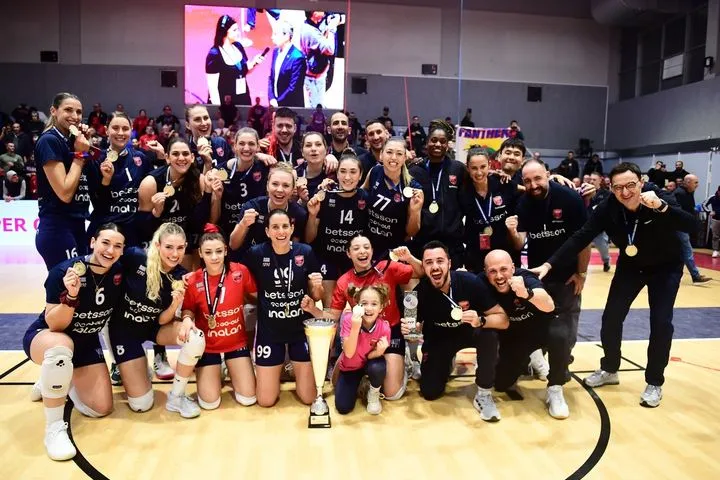 Τα highlights από την ιστορική επικράτηση του Πανιωνίου Betsson απέναντι στον Ολυμπιακό στο Super Cup βόλεϊ γυναικών