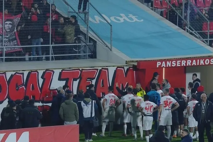 Πανσερραϊκός: Έντονες αποδοκιμασίες των οπαδών με αποδέκτες τον Σαραγόσα και τους παίκτες του μετά την ήττα από τον Παναιτωλικό