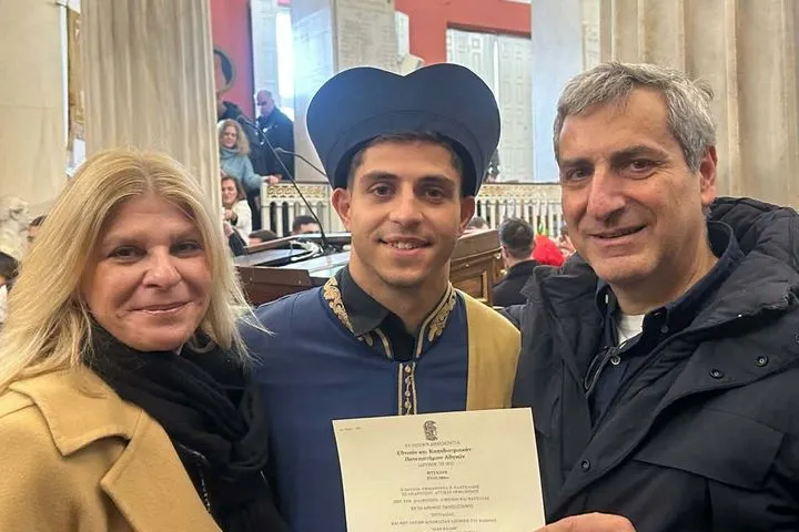 Κηφισιά: Ο Παύλος Παντελίδης διακρίθηκε και στα έδρανα, πήρε το πτυχίο του