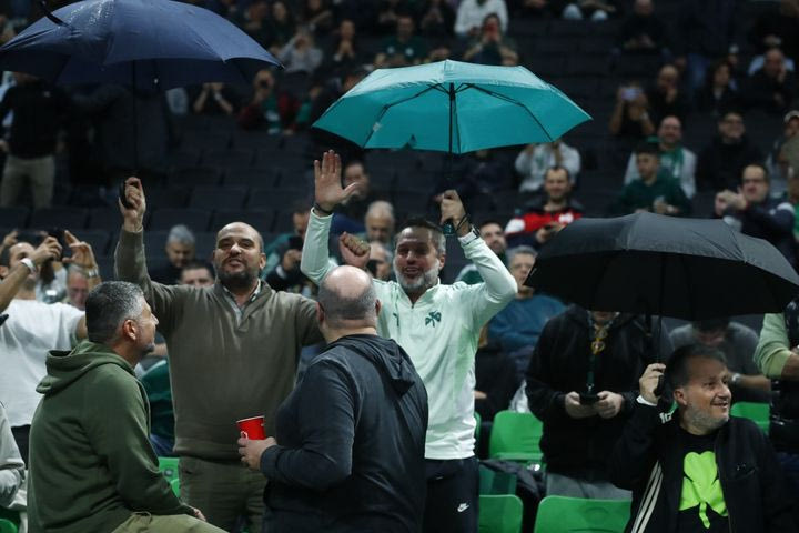 Φίλοι του Παναθηναϊκού άνοιξαν ομπρέλες μέσα στο Telekom Athens Center