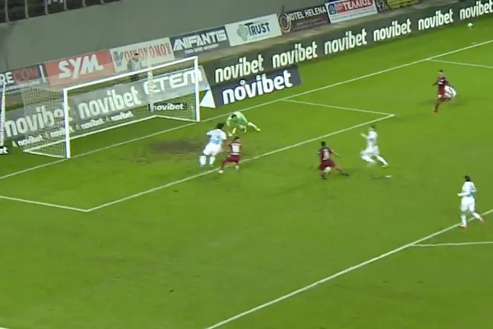 Κακή αμυντική λειτουργία του Παναθηναϊκού: Ο Πέρες πήρε το ριμπάουντ από την επέμβαση του Κότσαρη και έκανε το 1-0