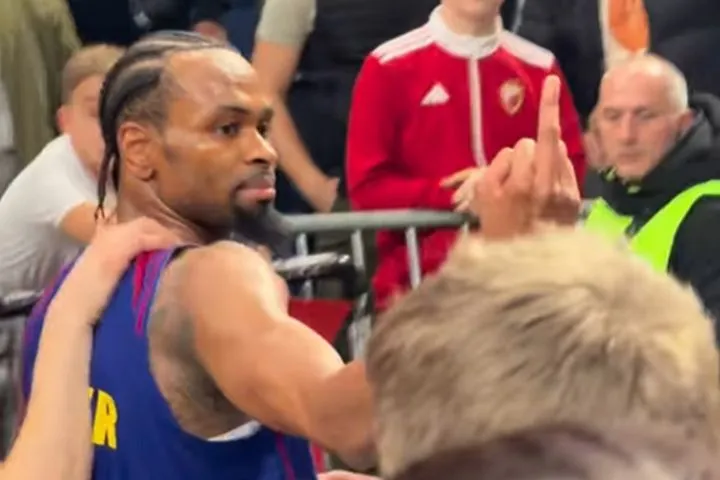 Ο Πάντερ απάντησε με άσεμνη χειρονομία σε όσα άκουγε από τους οπαδούς του Ερυθρού Αστέρα