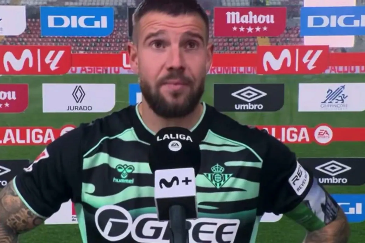 Μπέτις: O Αϊτόρ Ρουίμπαλ, διέκοψε τις δηλώσεις του λόγω ομοφοβικής επίθεσης από οπαδό της Ράγιο