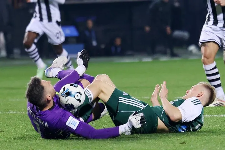 ΠΑΟΚ – Παναθηναϊκός: Αναγκαστική αλλαγή ο Παβλένκα μετά τη σφοδρή σύγκρουση με τον Σβιντέρσκι