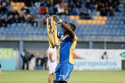 Ο Αλάγκμπε ύψωσε φανέλα του Σιλά και του αφιέρωσε το γκολ στο Αστέρας AKTOR - Λεβαδειακός