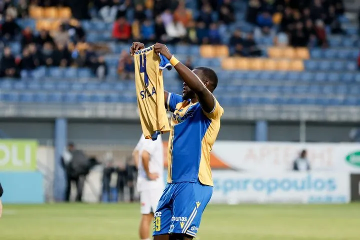 Αστέρας AKTOR – Λεβαδειακός: Ο Αλάγκμπε ύψωσε φανέλα του Σιλά και του αφιέρωσε το γκολ