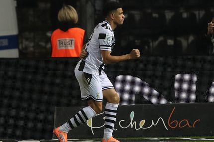 Ο "παππούς" χτυπά ξανά: Ο Τάισον σκόραρε κόντρα στον Άρη και πανηγύρισε πάλι με... μπαστούνι