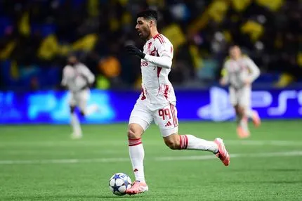 Ο Ολυμπιακός άγγιξε το 2-0 με τον Ταρεμί, ο Αναρμπέκοβ έστειλε την μπάλα στο δοκάρι με τεράστια απόκρουση